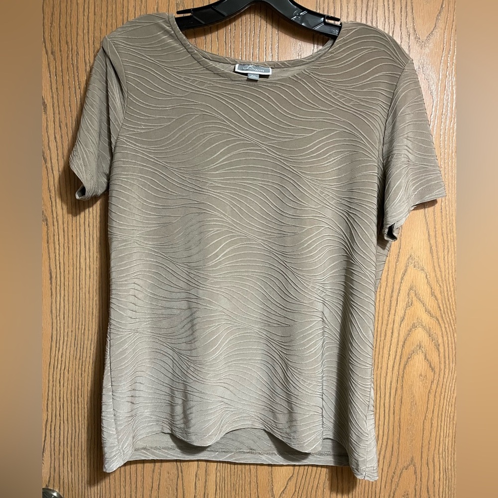 EUC Tan Tee with Short Sleeves, Wave Design and Ombré Styling